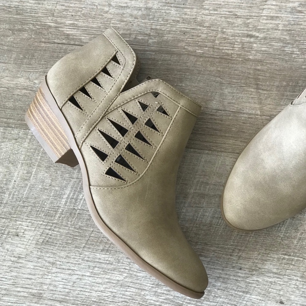 Soda Neutral Basic Comfortable Low Heel Bootie - Picture 4 of 9